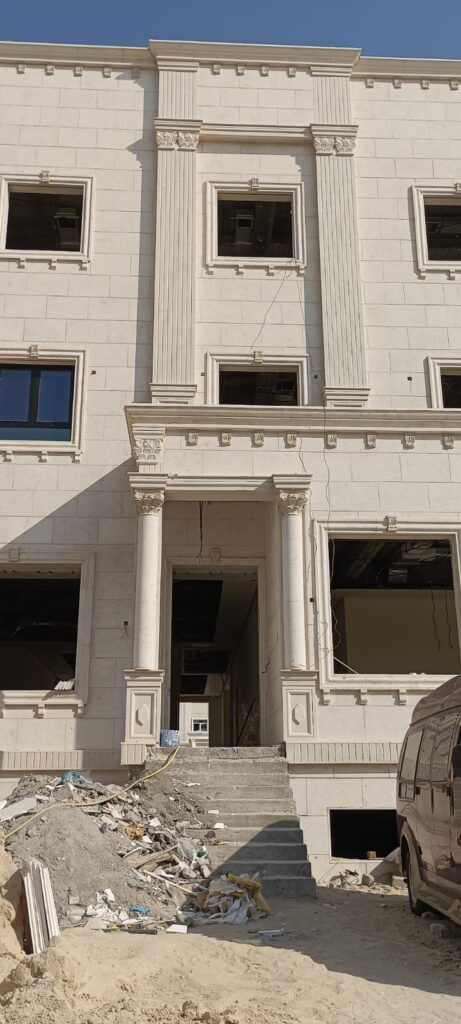 مقاولات العامة واحدة من أكثر المجالات الحيوية في قطاع البناء والتشييد، لأنها تجمع بين التخطيط والتنفيذ وإدارة الموقع والالتزام بالمواصفات الفنية والسلامة والجودة. ومع تنوّع احتياجات العملاء—من أعمال الهدم والتجديد، إلى التوسعات المعمارية، وتركيب الأحجار، وصولاً إلى الأصباغ والواجهات—تظهر قيمة المقاول العام القادر على تقديم خدمة متكاملة تشمل التصميم والتنفيذ والتنسيق مع المقاولين الفرعيين