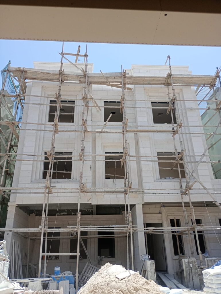 مقاولات العامة واحدة من أكثر المجالات الحيوية في قطاع البناء والتشييد، لأنها تجمع بين التخطيط والتنفيذ وإدارة الموقع والالتزام بالمواصفات الفنية والسلامة والجودة. ومع تنوّع احتياجات العملاء—من أعمال الهدم والتجديد، إلى التوسعات المعمارية، وتركيب الأحجار، وصولاً إلى الأصباغ والواجهات—تظهر قيمة المقاول العام القادر على تقديم خدمة متكاملة تشمل التصميم والتنفيذ والتنسيق مع المقاولين الفرعيين